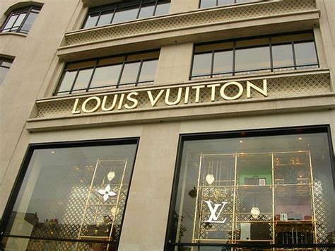 stipendio commesso louis vuitton